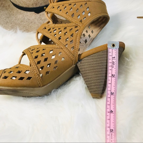 GUESS LACE UP HEELS 👠 - Picture 3 of 7